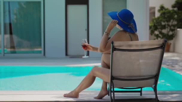 Mulher Com Copo Vinho Relaxa Perto Piscina — Vídeo de Stock