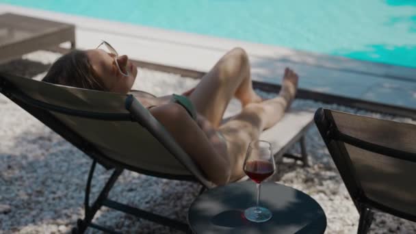 プールの近くでワインを一杯飲む女性 — ストック動画