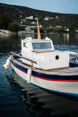 Gün batımında iskelede bir balıkçı teknesi..