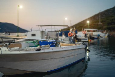 Gün batımında iskelede bir balıkçı teknesi..