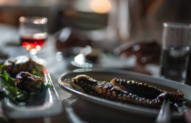 Akşam bir restoranda ahtapot dokunaçları..