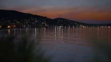 Yunanistan 'ın Porto Rafti kentinde yaz günbatımı.