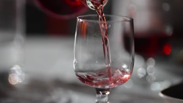 Akşamları Restoranda Bardağa Kırmızı Şarap Dolduruyor — Stok video
