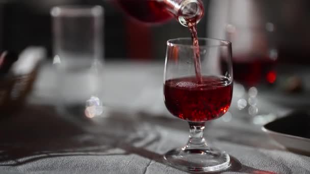 Kaatamalla Punaviiniä Lasiin Ravintolassa Illalla — kuvapankkivideo