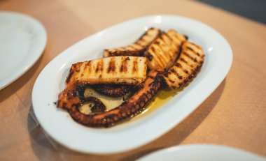 Şarap soslu ızgara ahtapot dokunaçları..