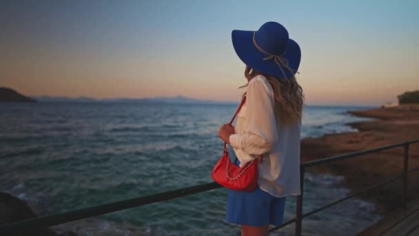 Туристична Жінка Блакитному Капелюсі Біля Моря — стокове відео
