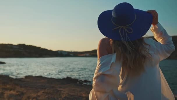 Femme Chapeau Bleu Coucher Soleil Bord Mer — Video