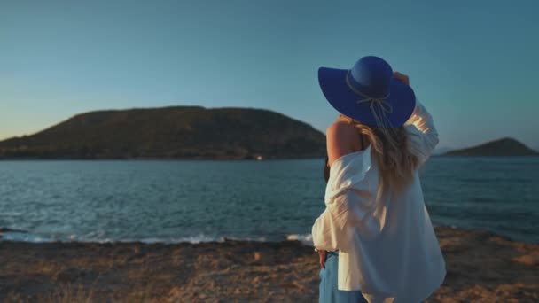 Kvinna Blå Hatt Vid Solnedgången Vid Havet — Stockvideo