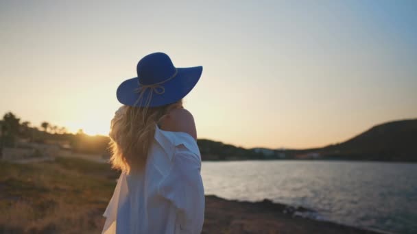 Kvinna Blå Hatt Vid Solnedgången Vid Havet — Stockvideo