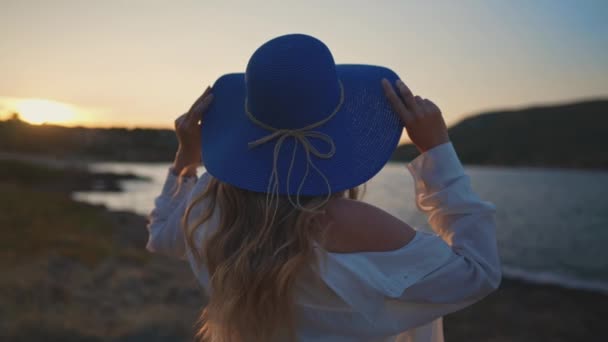 Mulher Chapéu Azul Pôr Sol Junto Mar — Vídeo de Stock