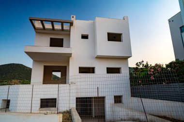 Bitmemiş özel villa. Ekonomik kriz kavramı.