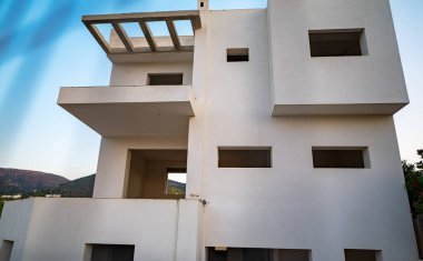 Bitmemiş özel villa. Ekonomik kriz kavramı.