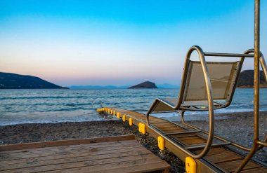 Engelli insanların yardım almadan denizde yüzmelerine yardımcı olan motorlu sandalye..