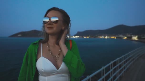 Femme Sur Front Mer Porto Rafti Grèce — Video