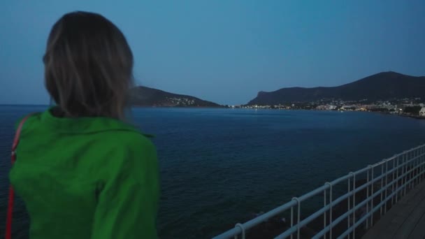 Женщина Набережной Порто Рафти Греция — стоковое видео