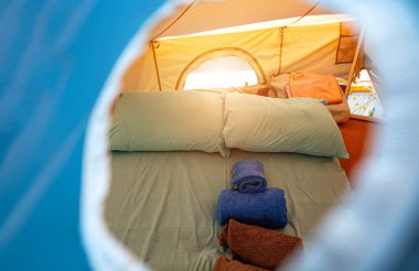 İçinde şişme yatak olan bir çadır. İki kişilik yer.