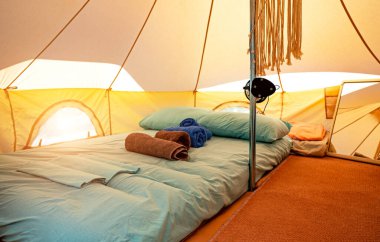 İçinde şişme yatak olan bir çadır. İki kişilik yer.