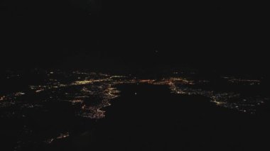 Geceleri Yunanistan 'daki Chalcis kentinin hava manzarası.
