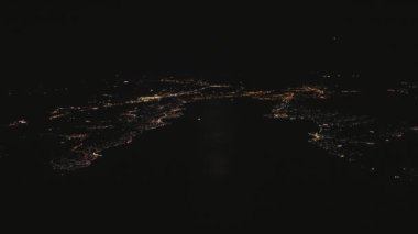 Geceleri Yunanistan 'daki Chalcis kentinin hava manzarası.