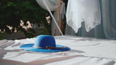 Arka bahçede dinlenecek bir yer. Asılı kanopi yatağı.