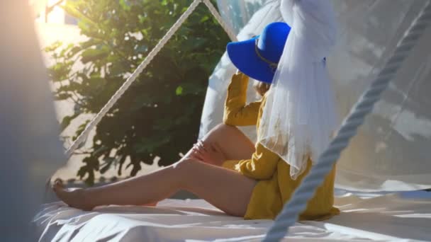 Kanopi Yatağında Dinlenen Kadın — Stok video