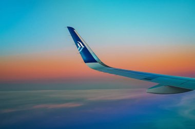 Atina, Yunanistan - 14.06.2023: Yunan havayolu şirketi Ege 'nin kanadı. Düzenleyici Kullanımı.