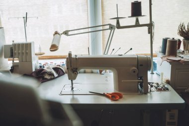 Terzinin işyeri. Dikiş makinesi ve çeşitli aksesuarlar..