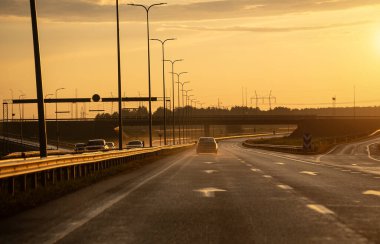 Yazın gün batımında yağmurdan sonra otoyol.