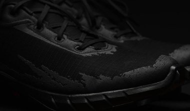 Siyah koşu ayakkabıları. Ayakkabı reklamı için uygun..