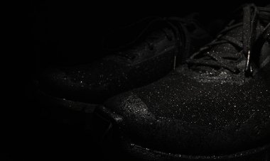 Su geçirmez siyah koşu ayakkabıları. Ayakkabı reklamı için uygun..