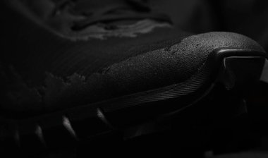 Siyah koşu ayakkabıları. Ayakkabı reklamı için uygun..