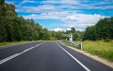 Çevre yolunda modern hız kamerası.