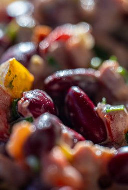 Fasulye ve domatesli sebze salatası..