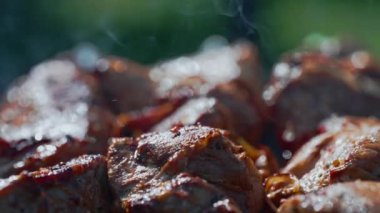 Izgarada leziz domuz şiş..