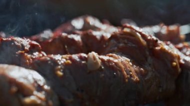 Izgarada leziz domuz şiş..