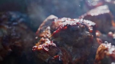 Izgarada leziz domuz şiş..