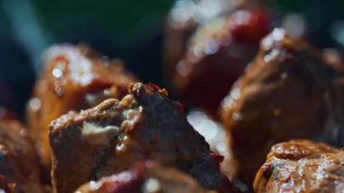 Izgarada leziz domuz şiş..