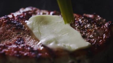 Tomahawk bifteği hazırlanırken tereyağıyla kaplanır..