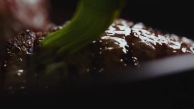 Tomahawk bifteği hazırlanırken tereyağıyla kaplanır..