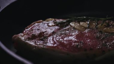 Tavada baharatlı çiğ baltalı biftek..