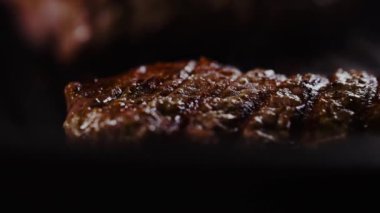 Baharatlı balta bifteği kızartma tavasında pişirilir..