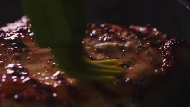 Tomahawk Steak Est Enduit Beurre Pendant Prépare — Video