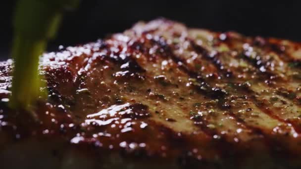 Tomahawk Steak Potřísněn Máslem Zatímco Připravuje — Stock video