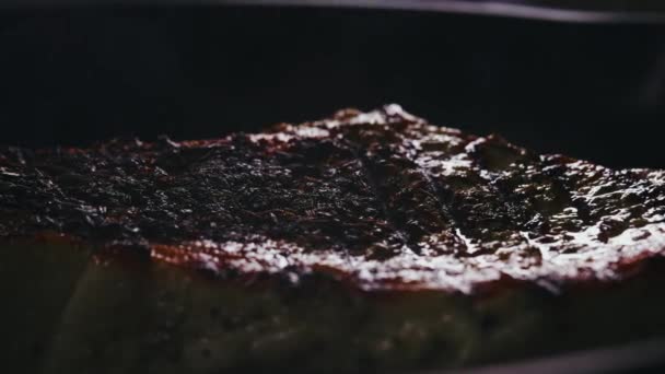 Baharatlı Balta Bifteği Kızartma Tavasında Pişirilir — Stok video