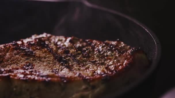 Gekruide Tomahawk Steak Wordt Gekookt Een Koekenpan — Stockvideo