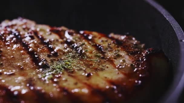 Καρυκευμένη Μπριζόλα Tomahawk Μαγειρεύεται Ένα Τηγάνι — Αρχείο Βίντεο