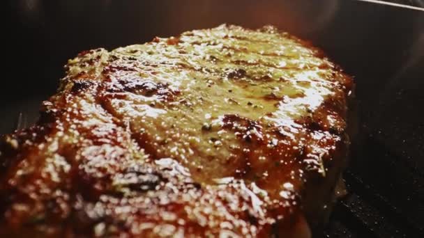Steak Tomahawk Assaisonné Est Cuit Dans Une Poêle — Video