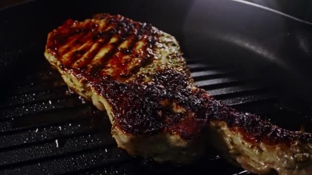 Przyprawiony Stek Tomahawk Jest Gotowany Patelni — Wideo stockowe