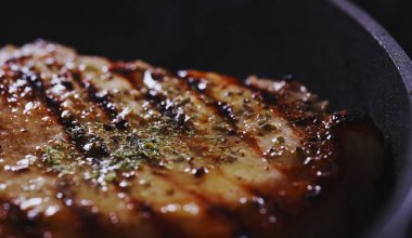 Baharatlı balta bifteği kızartma tavasında pişirilir..