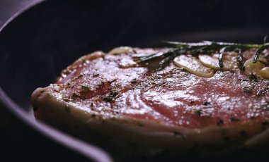 Tavada baharatlı çiğ baltalı biftek..